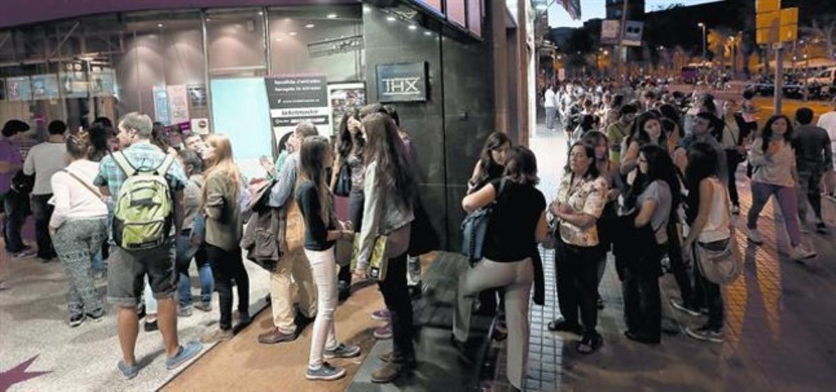Cues de públic als Lauren Universitat de Barcelona, dimecres a la nit. Cues de públic als Lauren Universitat de Barcelona, dimecres a la nit.