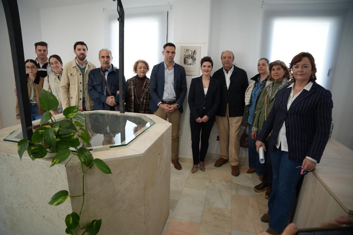 Autoridades y vecinos en la inauguración del nuevo Ayuntamiento de Valverde de Leganés.