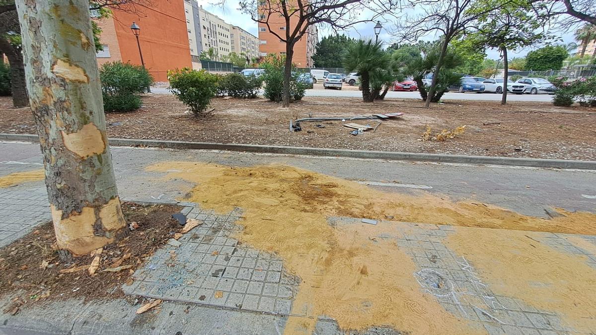 Restos del accidente mortal ocurrido esta mañana en la Ronda Norte de València.