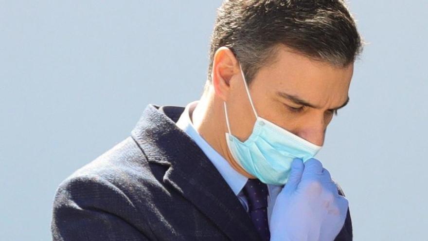 El presidente del gobierno, Pedro Sánchez, protegido con mascarilla y guantes.