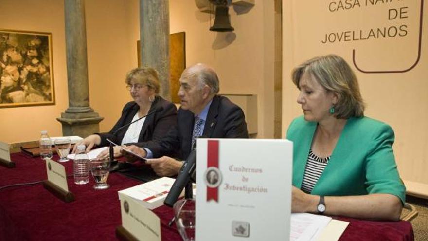 María José Álvarez, Juan José Plans y Lioba Simon, durante la presentación del nuevo número de los Cuadernos de Investigación.