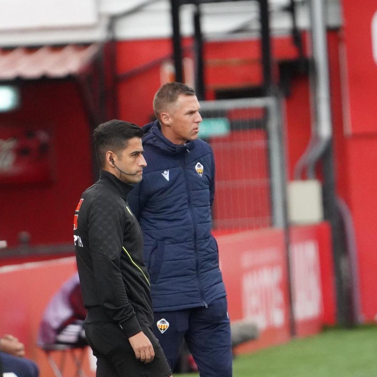 Johan Plat en el área técnica visitante de Anduva durante el Mirandés-Castellón