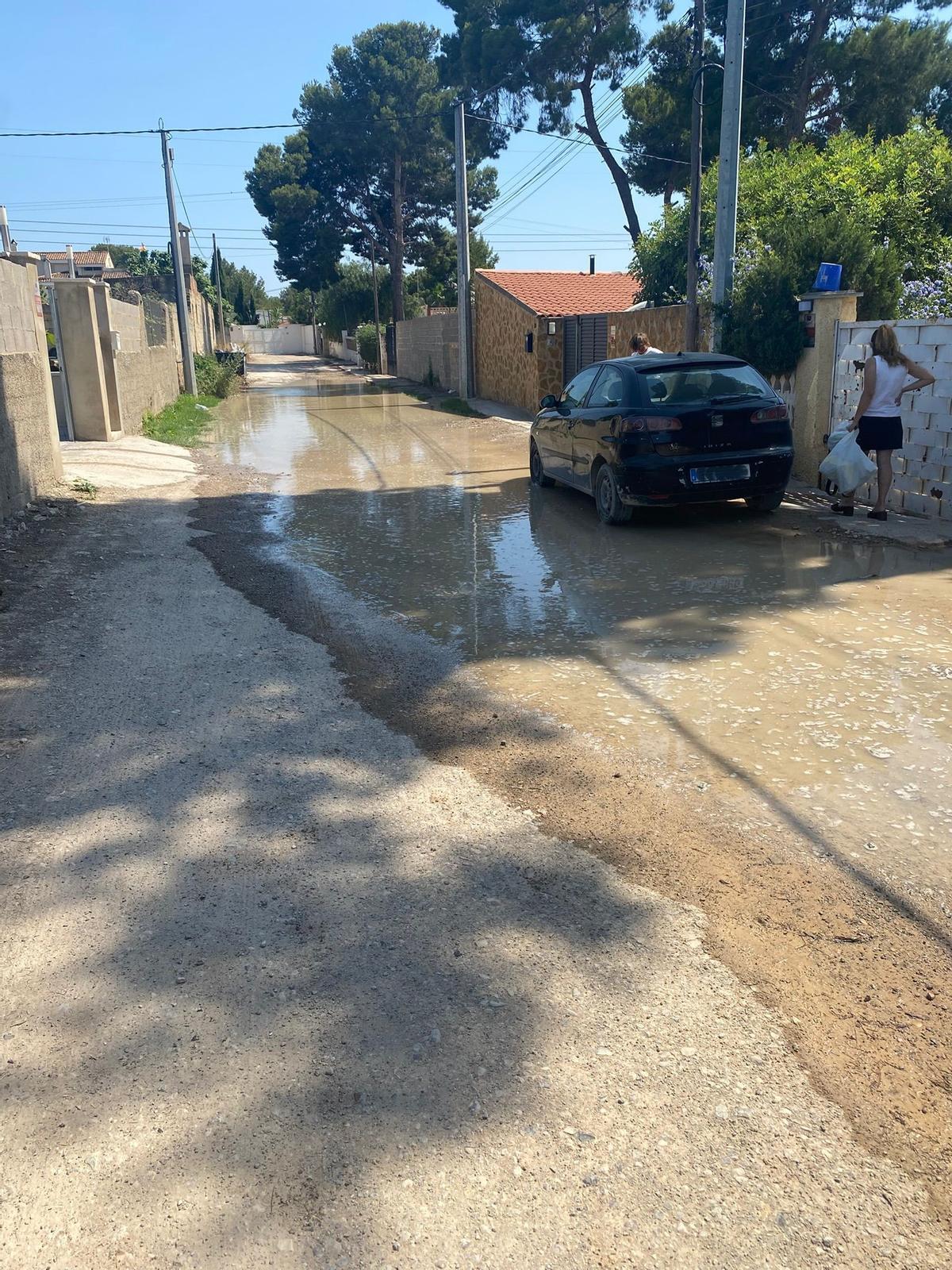Una de las calles de Camí de Paterna después de llover.