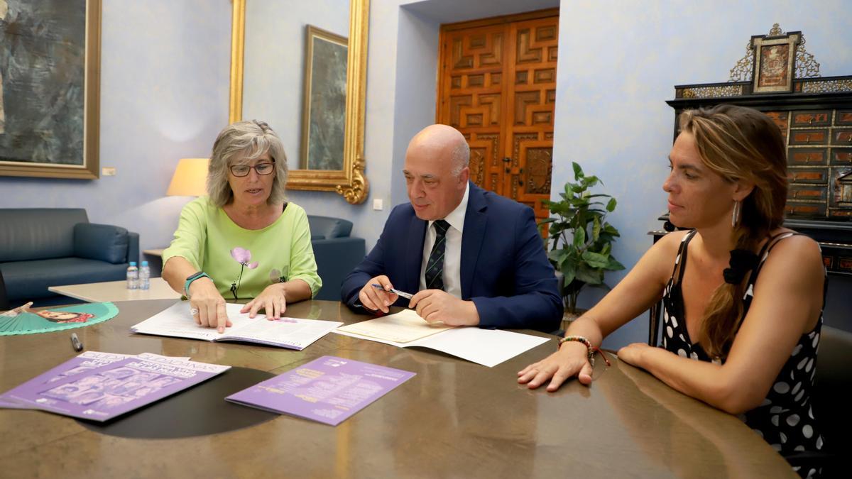 Antonio Ruiz, presidente de la Diputación, firma el acuerdo con la plataforma.