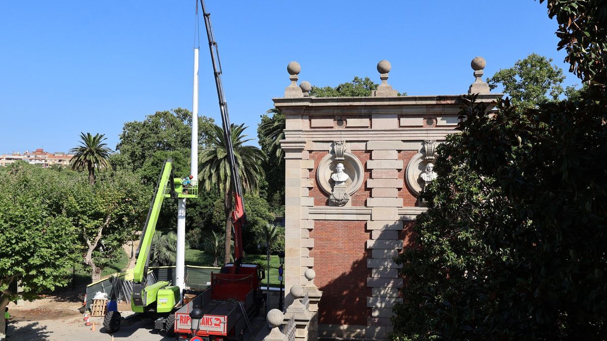 Operarios instalando el mástil de la 'senyera' que empezará a ondear la víspera de la Diada