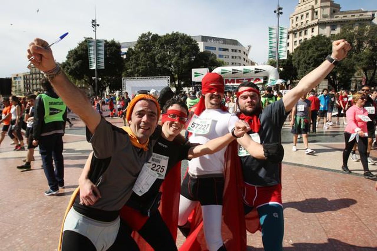 Un grup de joves es disposa a prendre la sortida a la Cursa.