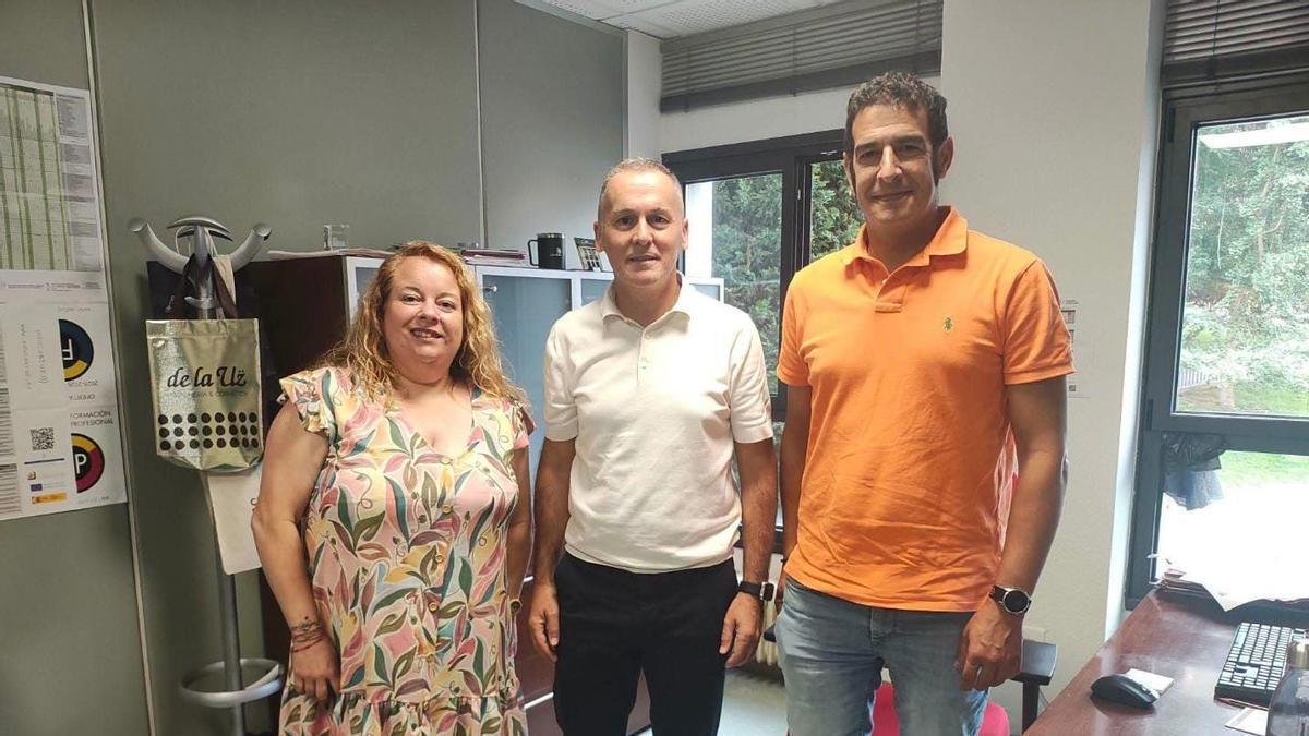 Ana Pérez y David Pérez junto al director de Formación Profesional, Ángel Balea.