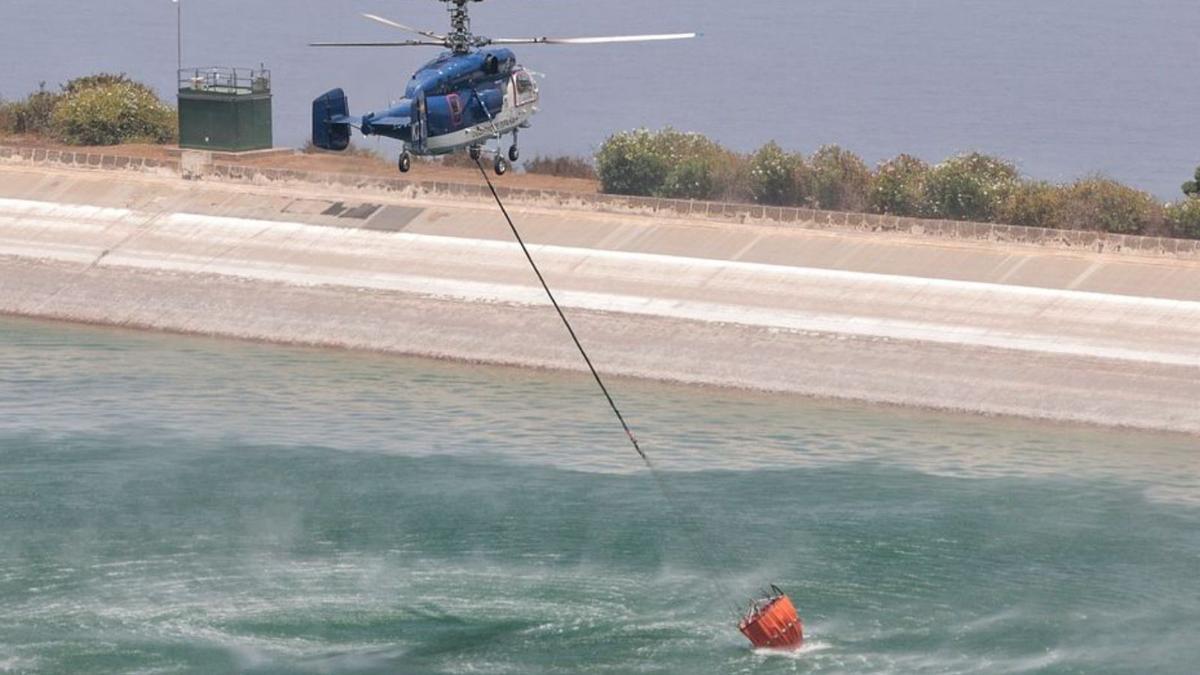 Un helicóptero recoge agua en último incendio del Norte.