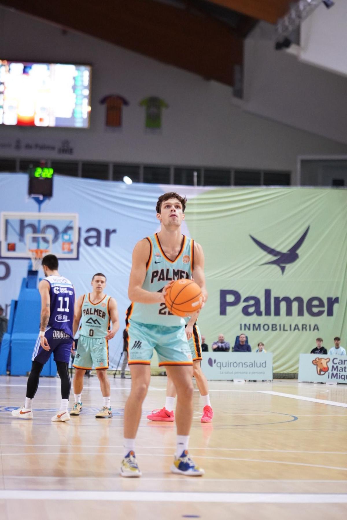 Nuno Sa llança un tir lliure en el partit del Palmer davant el Fuenlabrada