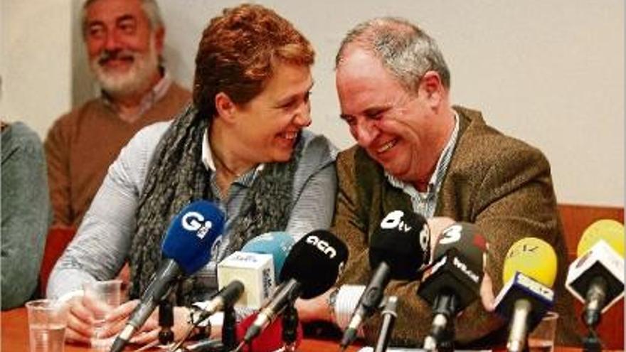 Isabel Muradàs i Albert Ballesta, rient abans de començar la roda de premsa d&#039;ahir a la tarda.