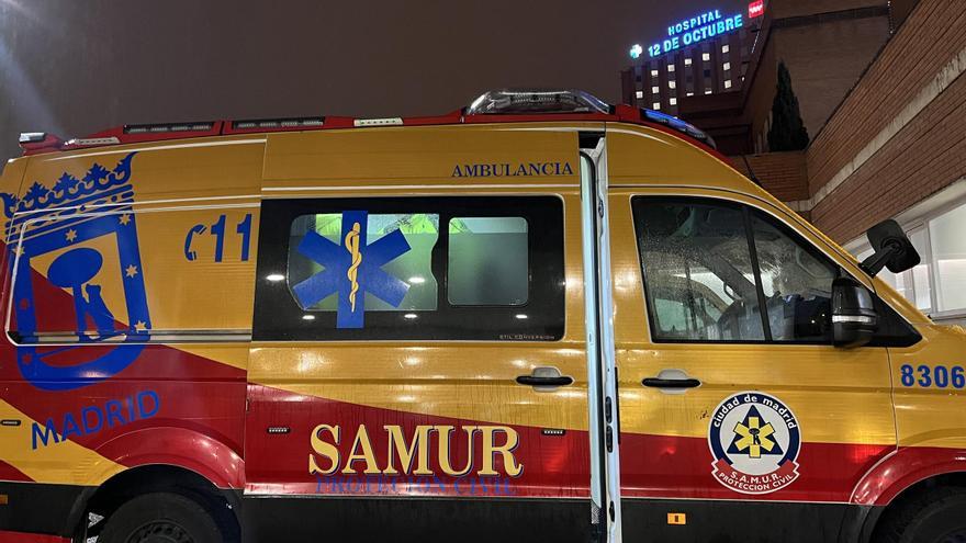 Ambulancia de SAMUR Protección Civil frente al Hospital 12 de Octubre de Madrid.
