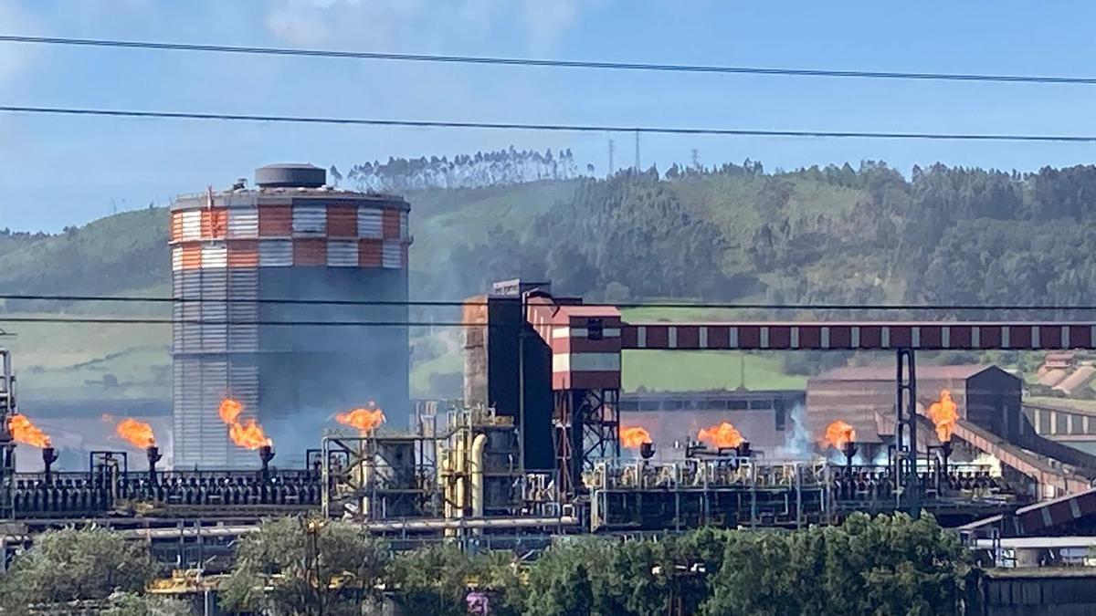 Grave explosión en las baterías de coque de Arcelor en Gijón: al menos hay tres heridos