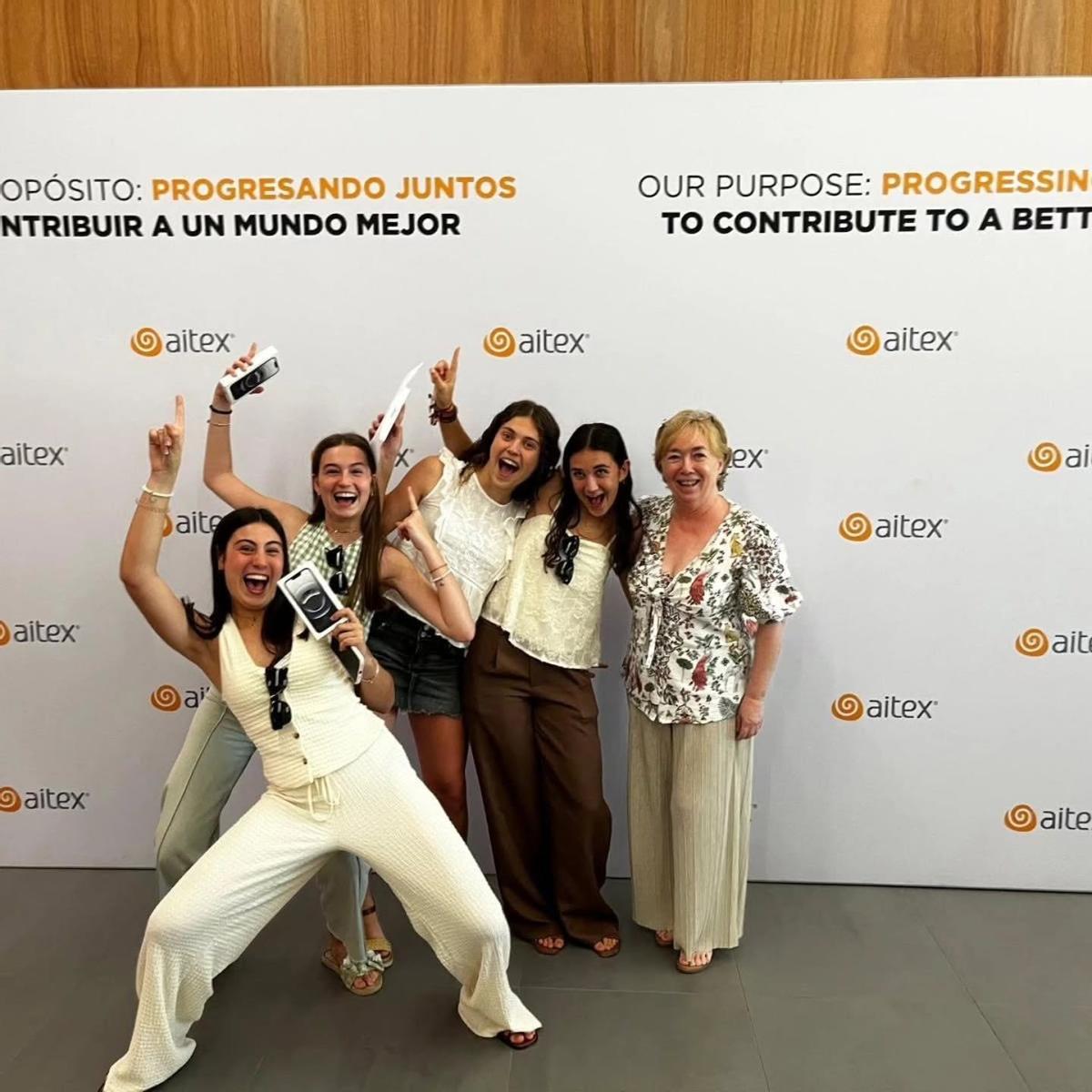 Las cuatro alumnas de la Pobla del Duc celebran el premio en el acto de Aitex.