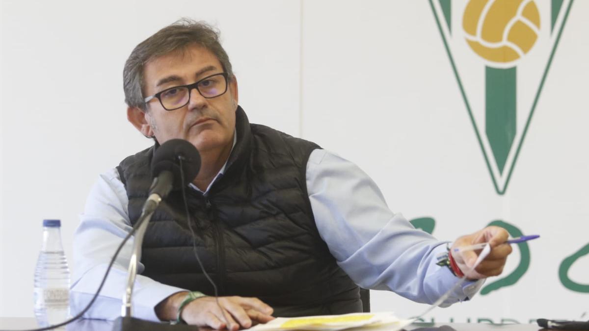 El consejero delegado del Córdoba CF, Javier González Calvo, durante su comparecencia ante la prensa.