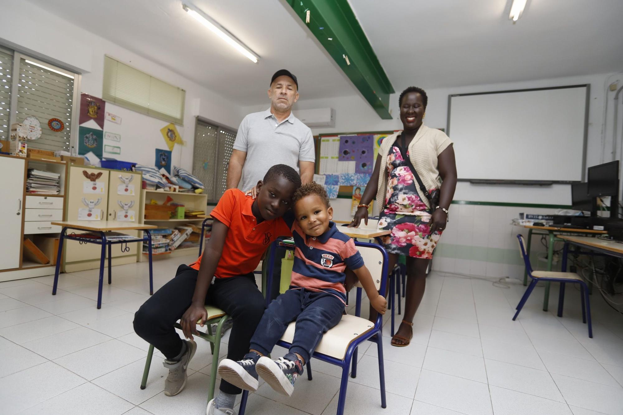 Así es la familia de Guinea que ha evitado el cierre de la escuela de Benissuera