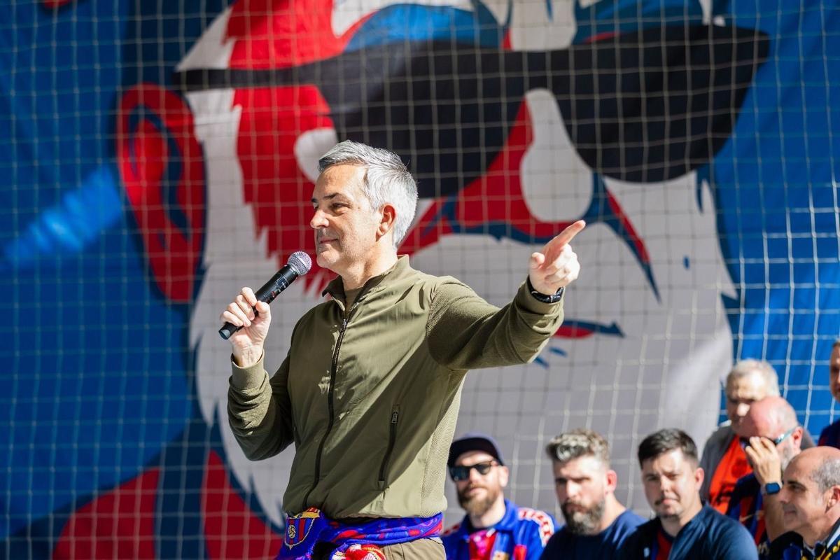 Barcelona 22.02.2026 Deportes El precandidato a la presidencia del FC Barcelona, ​​Víctor Font, en un acto con aficionados antes del partido en el Camp Nou contra el Levante