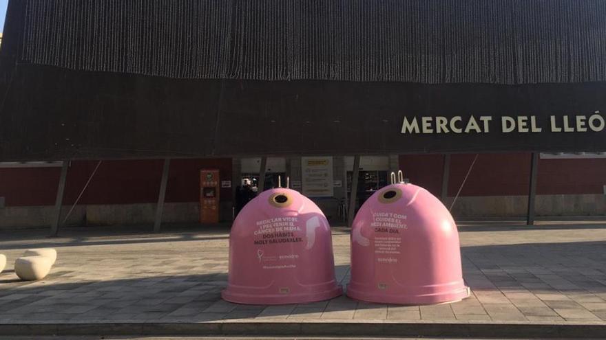 Els dos cintenidors a davant del Mercat del Lleó.