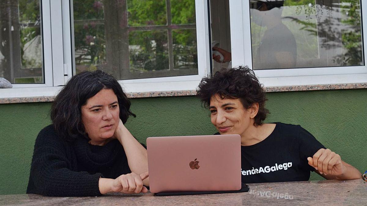 Olaia Sendón y Olga Osorio, ante un ordenador