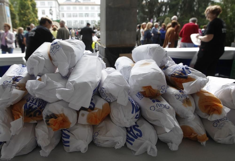 Oviedo celebra el día grande de San Mateo con 7.000 bollos preñaos