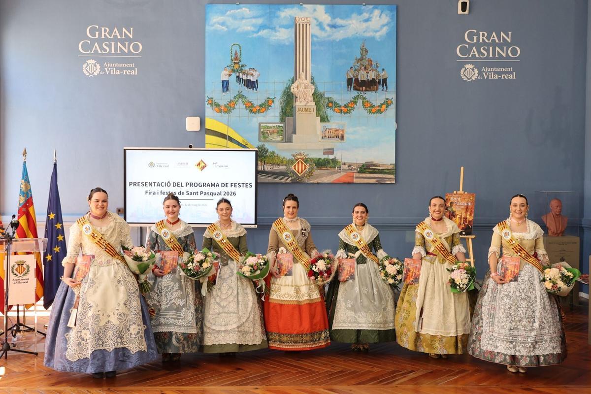 12/05/2026. VILA-REAL. En el Gran Casino, presentación del llibret de las fiestas de Sant Pasqual. Fotos variadas del acto, de la reina y las festeras ojeando el programa, etc.