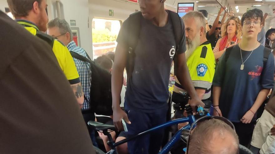 Caos en la Estació del Nord tras un fallo de tensión: supresión del servicio en las líneas C1, C2 y C6, traslado confuso de viajeros y retrasos medios de 25 minutos