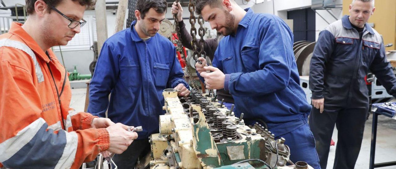 Un grupo de alumnos, durante sus prácticas de formación dual en una fábrica. | J. L.