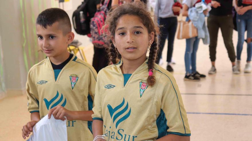 Los jóvenes recibieron camisetas del Córdoba CF y material escolar.