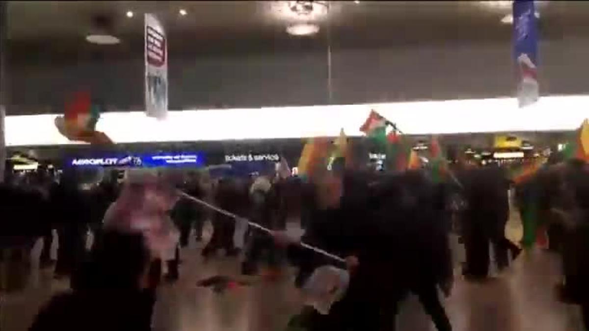 Batalla campal en el aeropuerto de Hannover entre turcos y kurdos