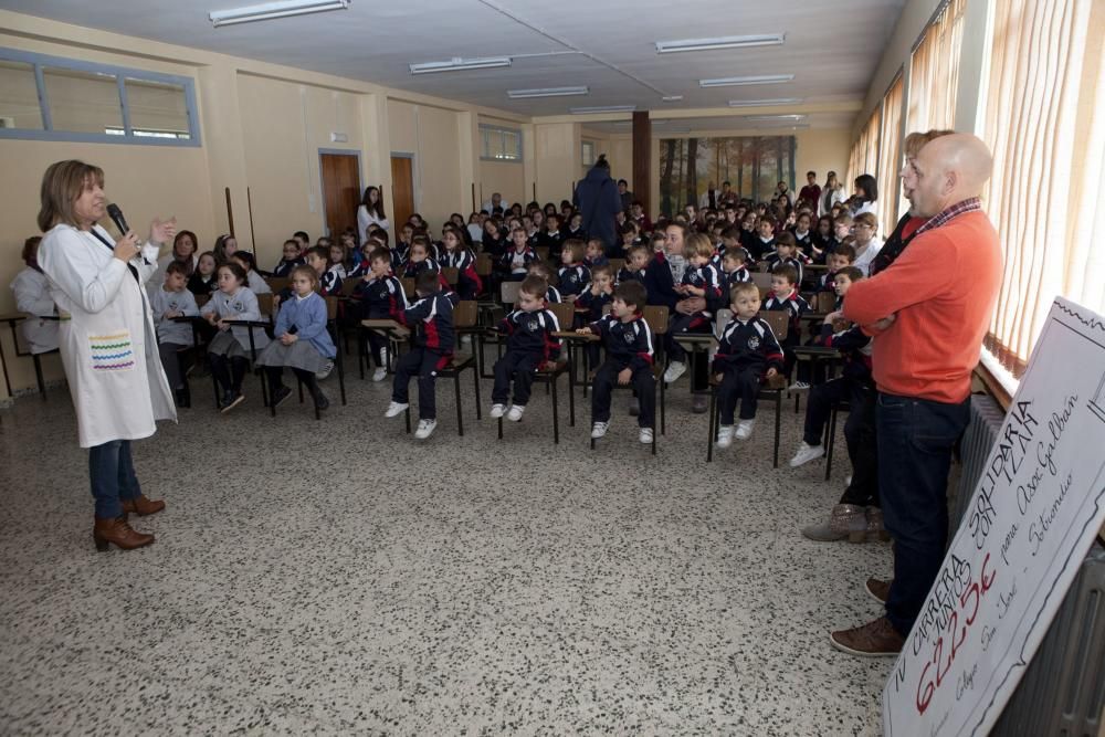 Entrega del cheque de la recaudación de la carrera solidaria a la Asociación Galbán