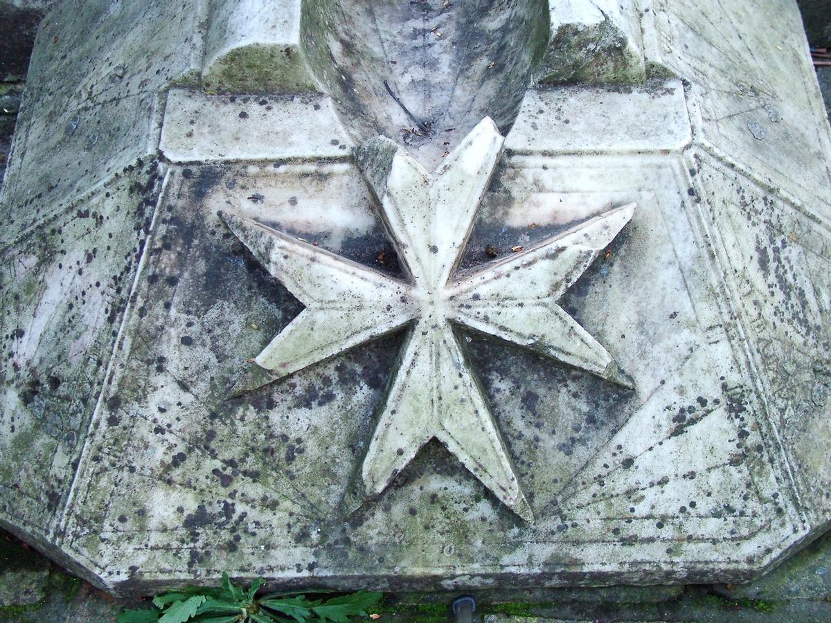 Un detalle del reloj de sol en forma de cruz de Malta, tomada por las bacterias en una foto de 2016.