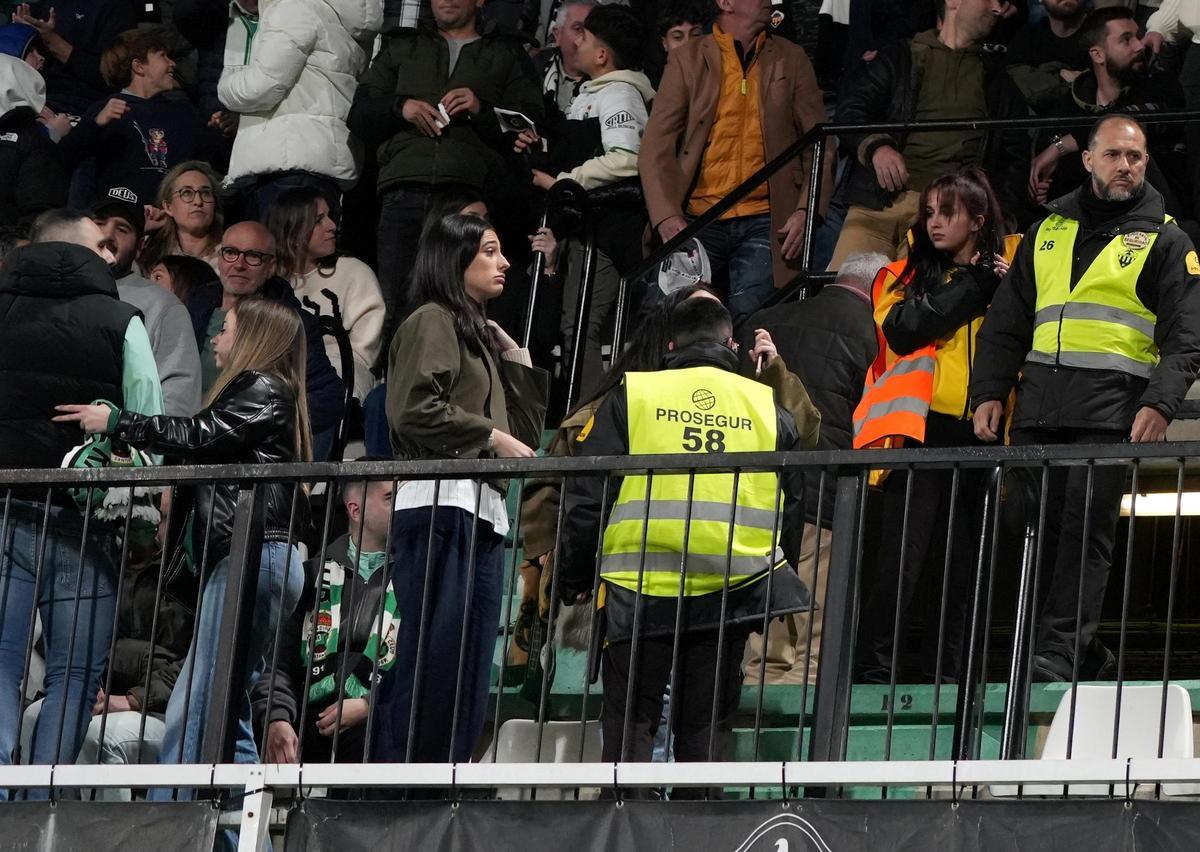 Galería | Nuevas imágenes del 'espectáculo' de los acompañantes del Racing en tribuna