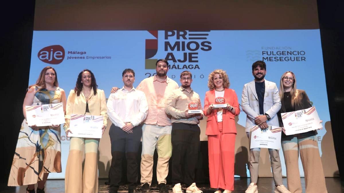 La foto de familia de los premios AJE Málaga 2026, con los representantes de Fundy Solutions y Mondat.