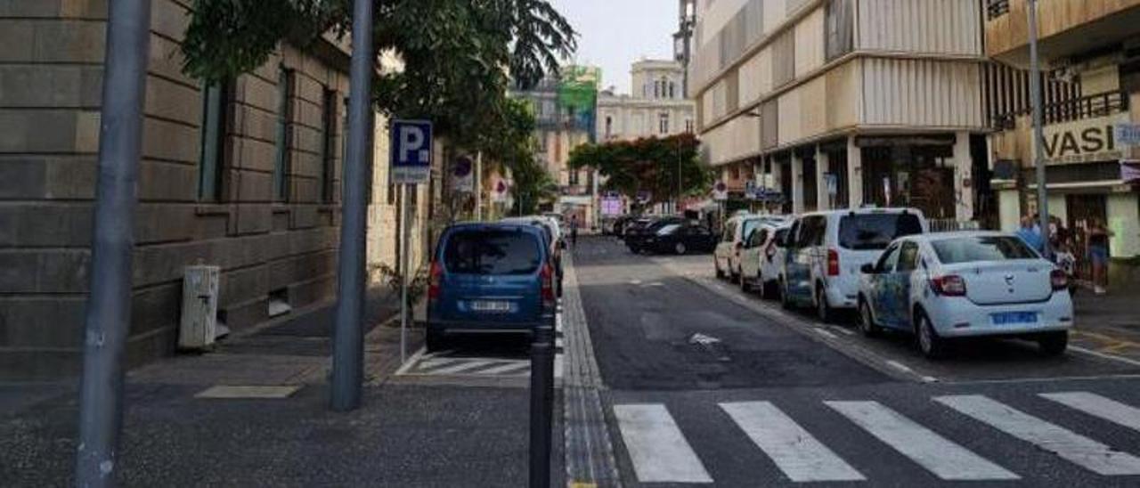 Calle General Gutiérrez, junto a Correos, en la plaza de España. | | E.D.