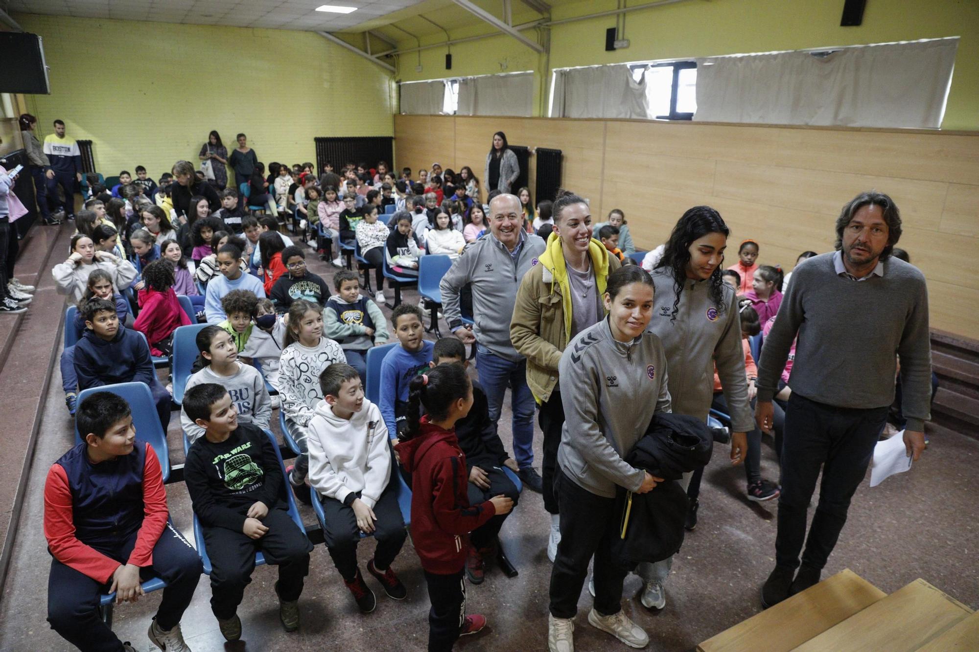 En imágenes. El Club Balonmano La Calzada visita el colegio Pumarín