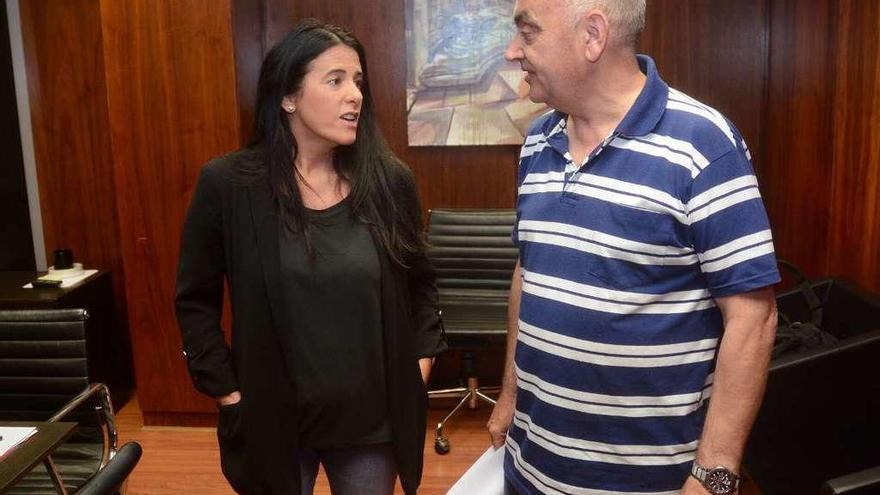 Lupe Murillo y Tino Fernández antes de la reunión que mantuvieron ayer en el Concello. // Rafa Vázquez