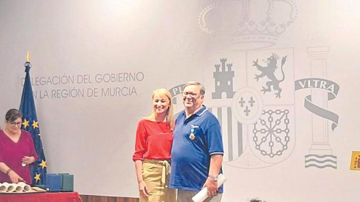 Joaquín Sánchez recibe la Medalla al Mérito Civil de la mano de Mariola Guevara