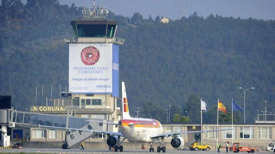 Imagen de un avión de Iberia en la pista del aeropuerto de Alvedro.