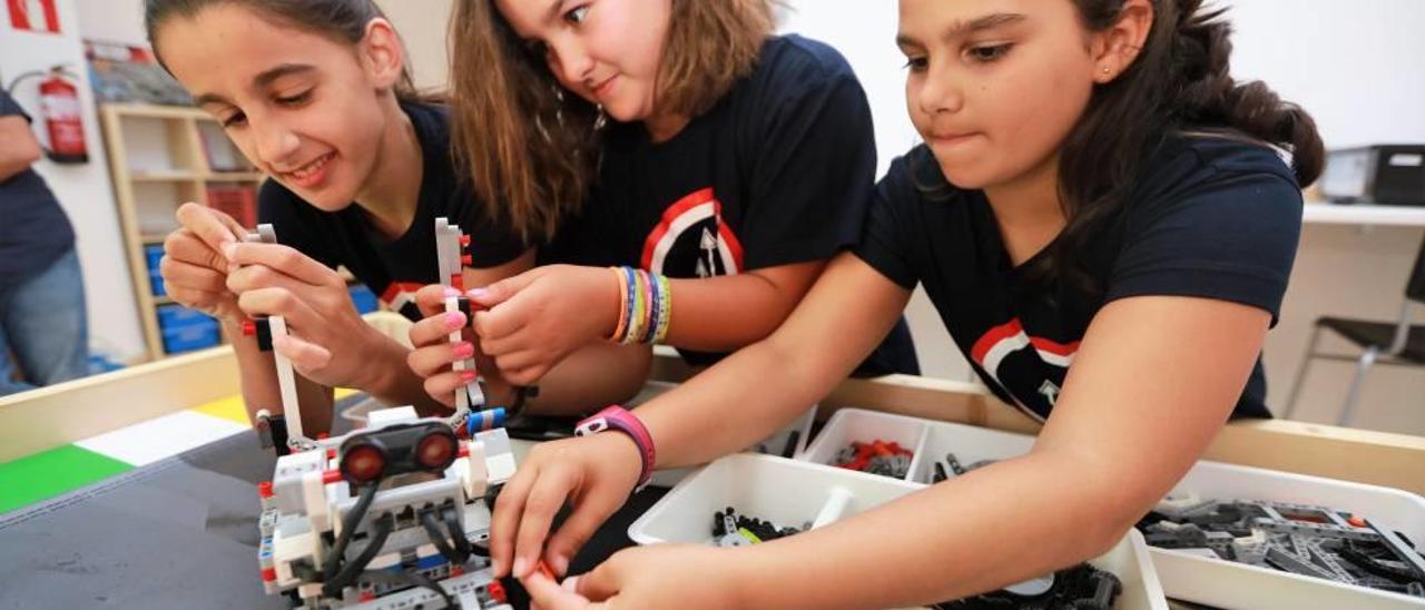 De izquierda a derecha, Emma , Paula y Andrea se aplican en la construcción de su robot, que podrían enviar a la Luna