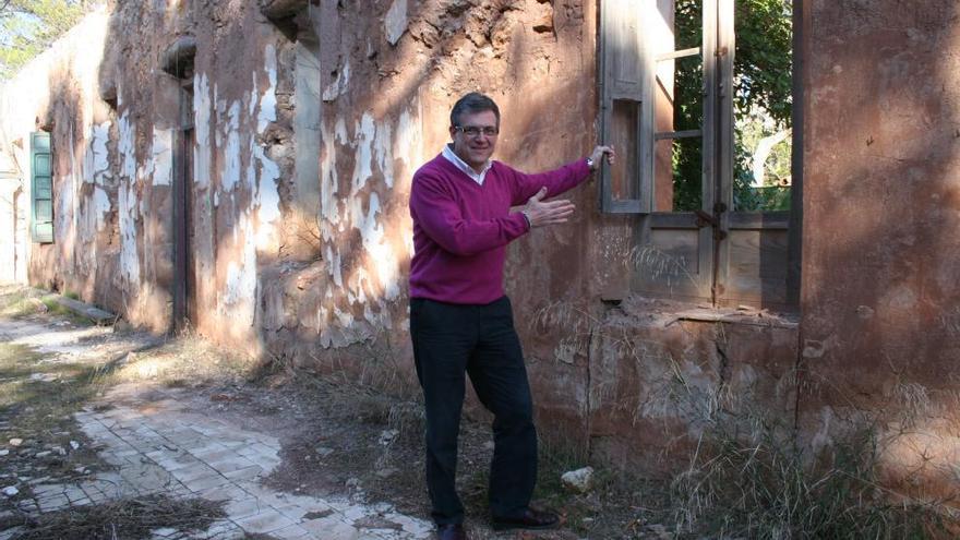 Jordi Sedano en la zona de los antiguos chalés de la Font Roja.