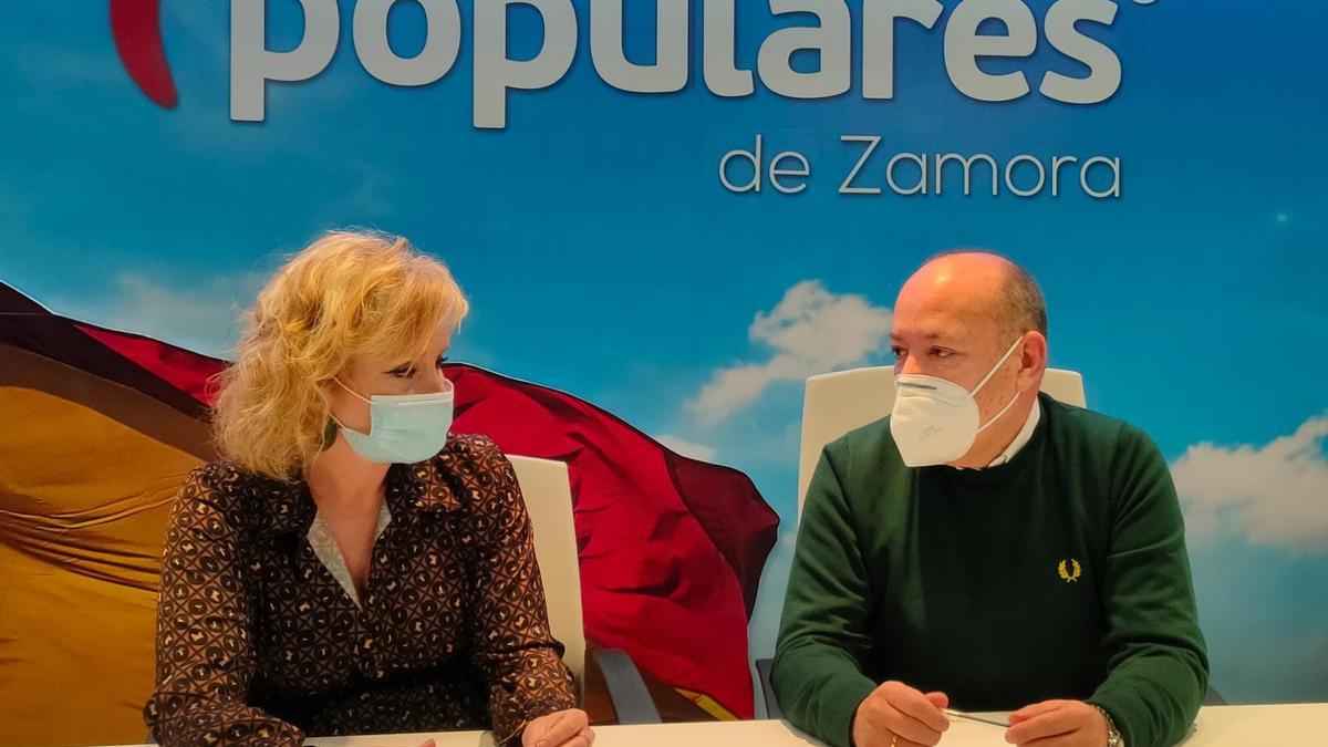 Leticia García, junto a José María Barrios en la sede del PP