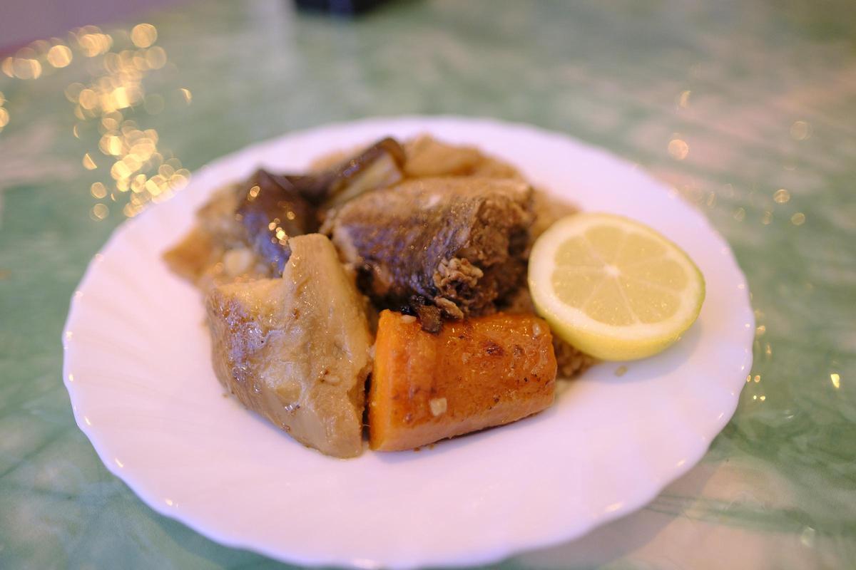 Un plato de ceebu jen preparado en el restaurante Le Walo