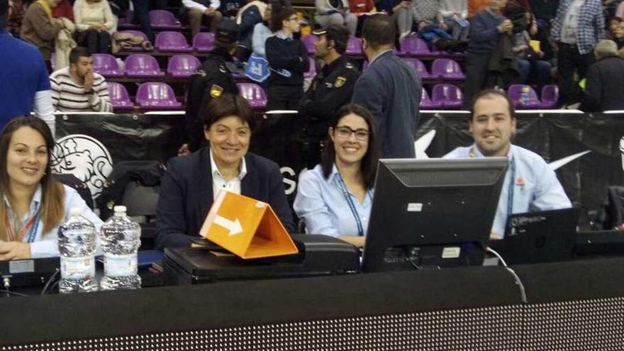 Maria García Perero, segunda por la derecha, en Valladolid durante el partido de la Selección Femenina.