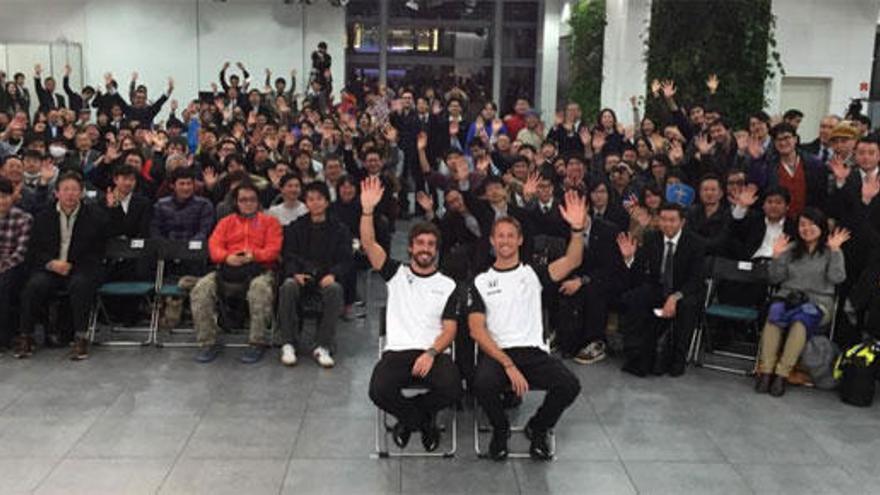 Fernando Alonso, con fans de McLaren Honda.