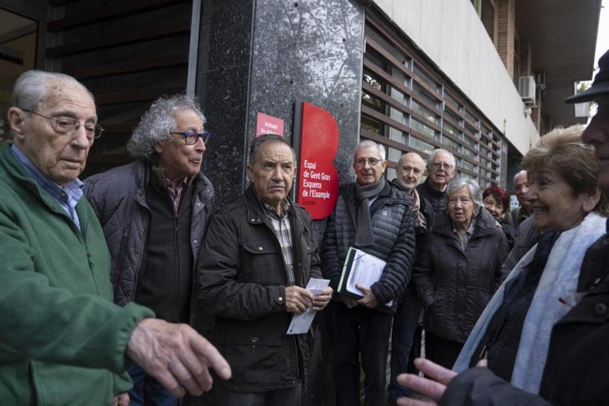 Usuarios y usuarias del Espai de Gent Gran Esquerra de l’Eixample, frente al acceso al equipamiento, esta semana.