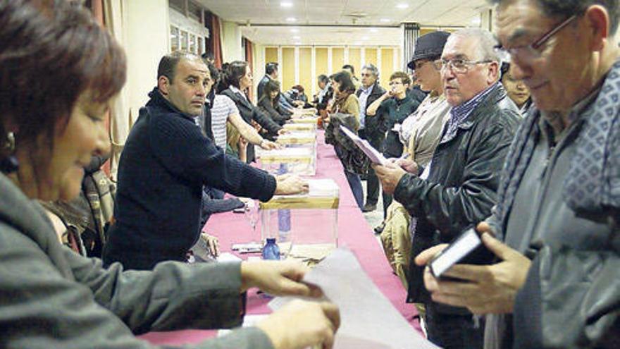 Militantes del PSOE votan, anoche, durante la asamblea que celebraron en un céntrico hotel.  // R. Grobas