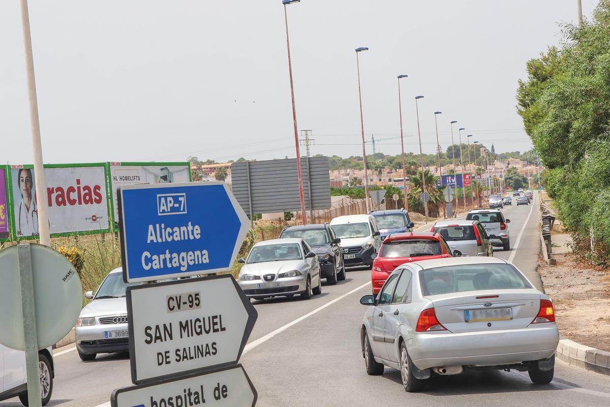 Aspecto de la carretera CV-95, que sufre constantes retenciones de tráfico en horas punta. El trazado propuesto de senda y carril bici discurriría a la izquierda de esta imagen hasta el Hospital Universitario
