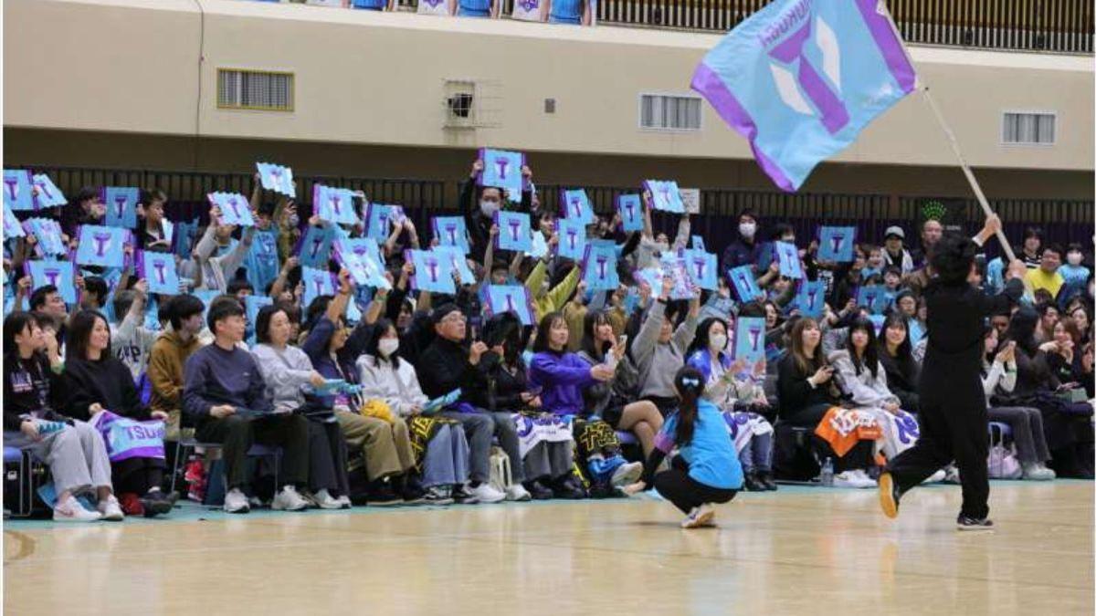 Un evento que combina la emoción del deporte universitario de alto rendimiento con la conexión personal de apoyar a jóvenes atletas de la comunidad local sirvió como marco de la investigación.