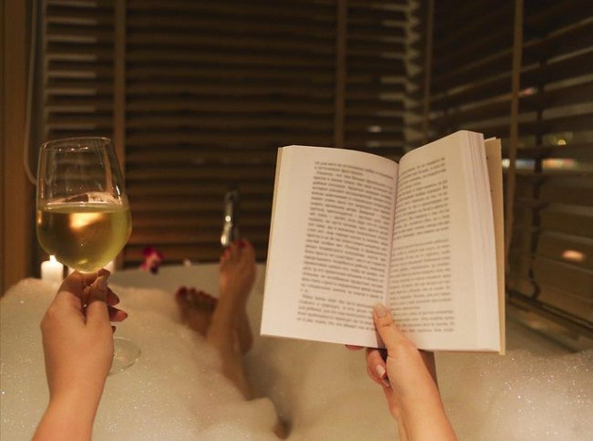 Ideas para celebrar tu cumpleaños en cuarentena: leer un libro, tomar una copa de vino, darse un baño de espuma...