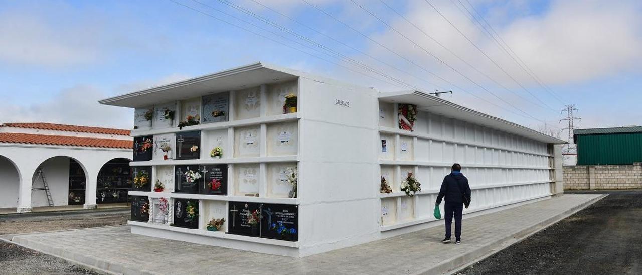 Uno de los últimos pabellones del cementerio de Plasencia.