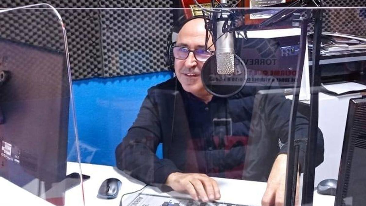 Iñaki Isidro en el estudio de Onda Azul Radio
